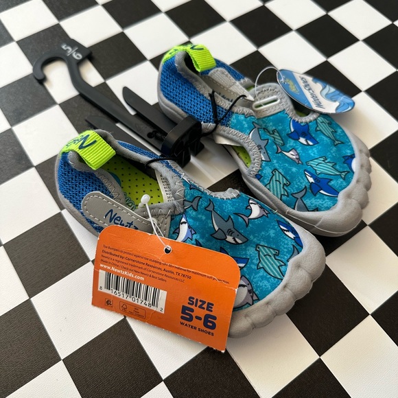 NWT NEWTZ UNISEX ADJUSTABLE SHARK DESIGN BABY TODDLER SHOES SIZE 5/6 - Picture 4 of 4
